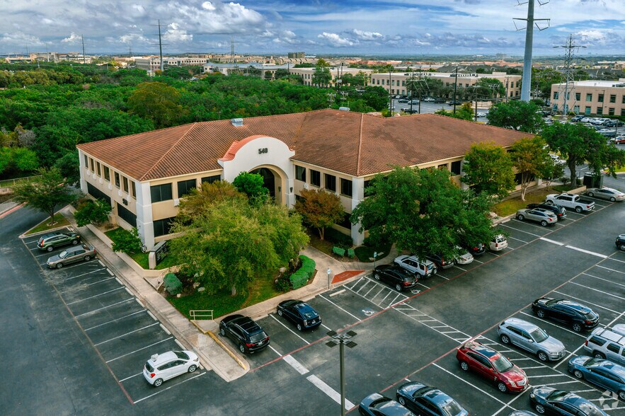 540 Oak Centre Dr, San Antonio, TX à louer - Photo du bâtiment - Image 2 de 15