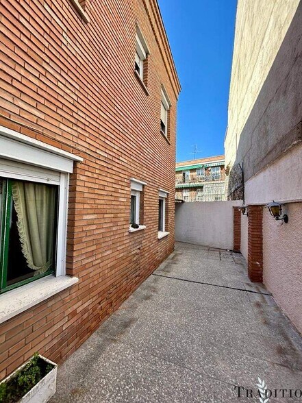 Immeuble residentiel dans Madrid, Madrid à vendre - Photo du bâtiment - Image 3 de 11
