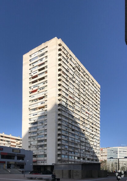 Immeuble residentiel dans Madrid, Madrid à vendre - Photo du bâtiment - Image 2 de 3