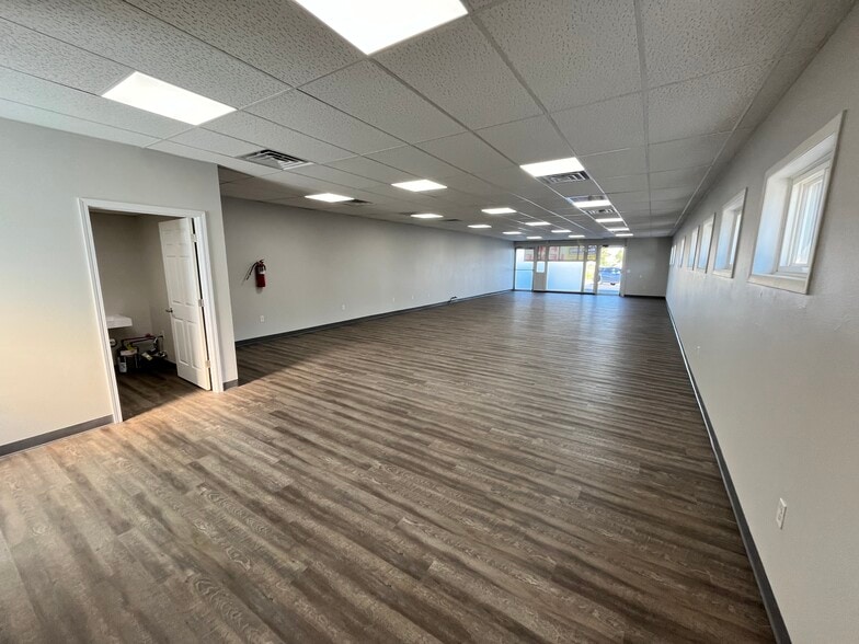 2509-2543 E Clairemont Ave, Eau Claire, WI for lease - Interior Photo - Image 3 of 5