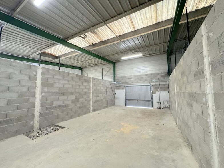 Flex in Sartrouville for lease - Interior Photo - Image 1 of 8