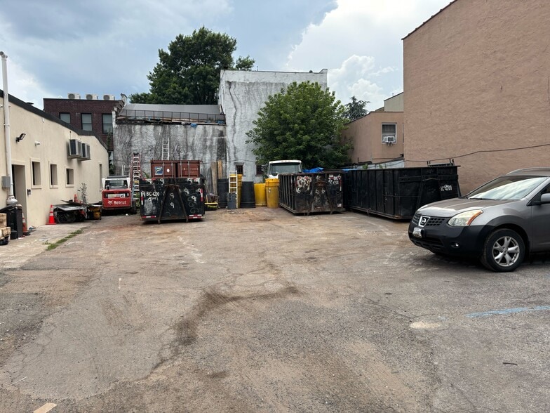 6934-6936 76th St portfolio of 2 properties for sale on LoopNet.ca - Building Photo - Image 3 of 7