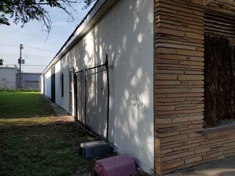 208 E Bridge Ave, Blackwell, OK à vendre - Photo du bâtiment - Image 2 de 17