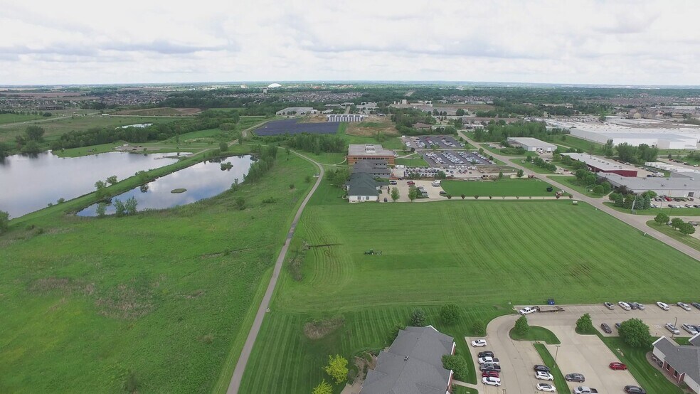 Chancellor Dr, Cedar Falls, IA à louer - Vidéo sur l’inscription commerciale - Image 2 de 34