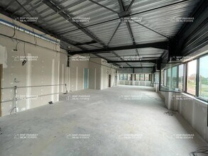 Flex in Chalifert for lease Interior Photo- Image 2 of 9