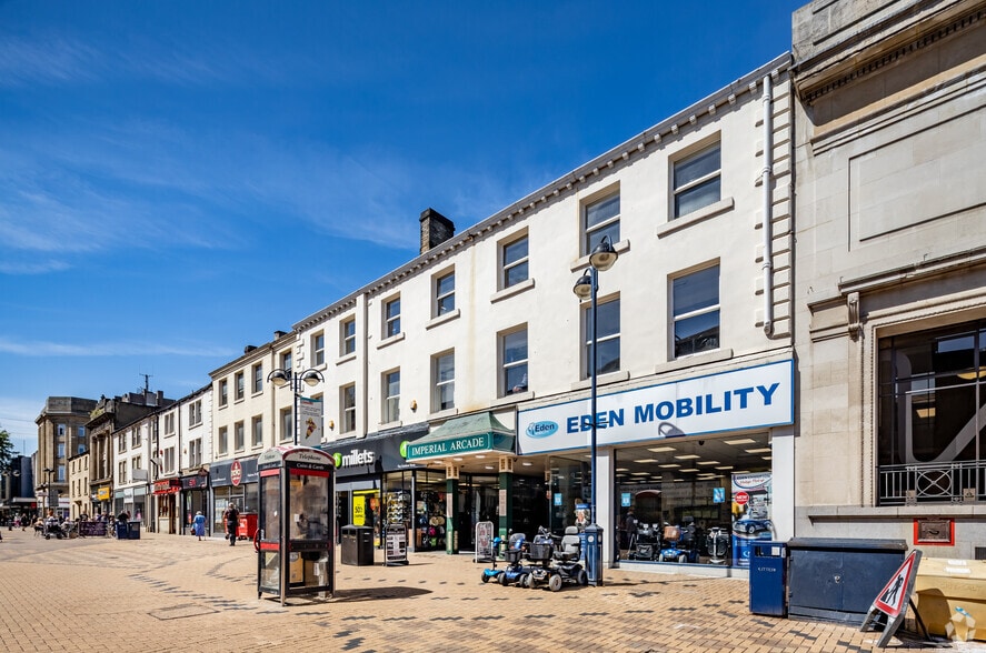 2-17 Imperial Arcade, Huddersfield for lease - Building Photo - Image 2 of 4