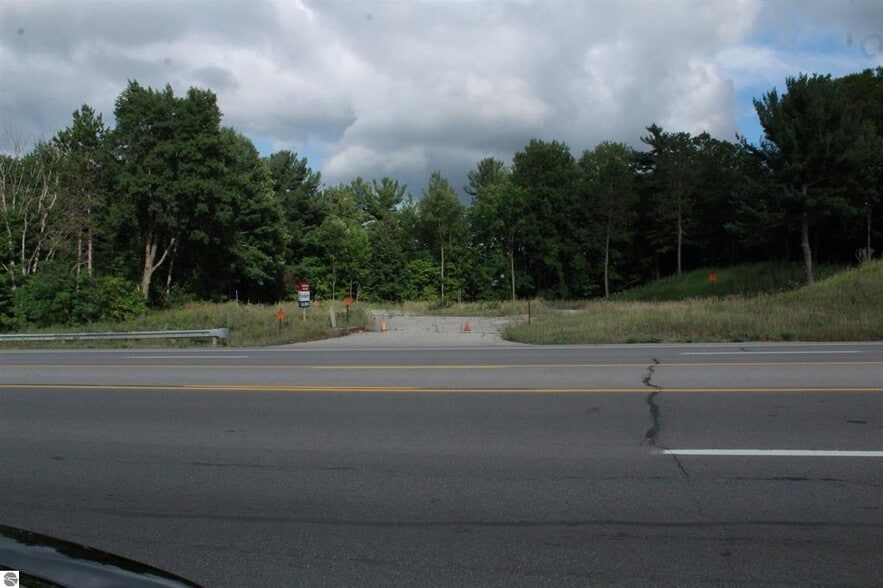 1202 US 31 S, Traverse City, MI for sale - Building Photo - Image 2 of 3