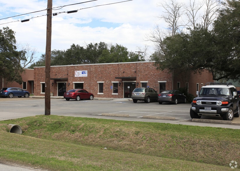 151 Park Ave, League City, TX for lease - Building Photo - Image 2 of 11