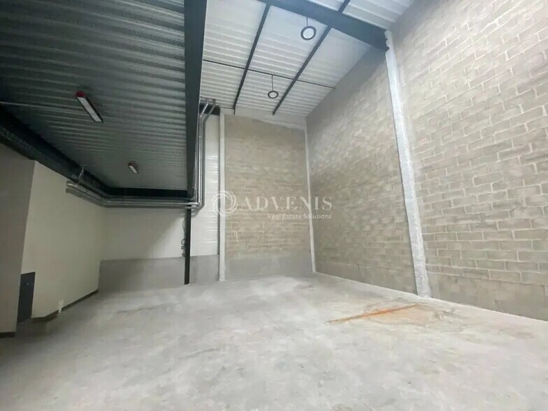 Flex in Les Pavillons-sous-Bois for lease - Interior Photo - Image 3 of 8