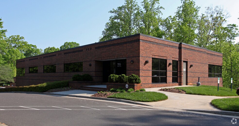 115 Mackenan Dr, Cary, NC à louer - Photo du bâtiment - Image 2 de 5