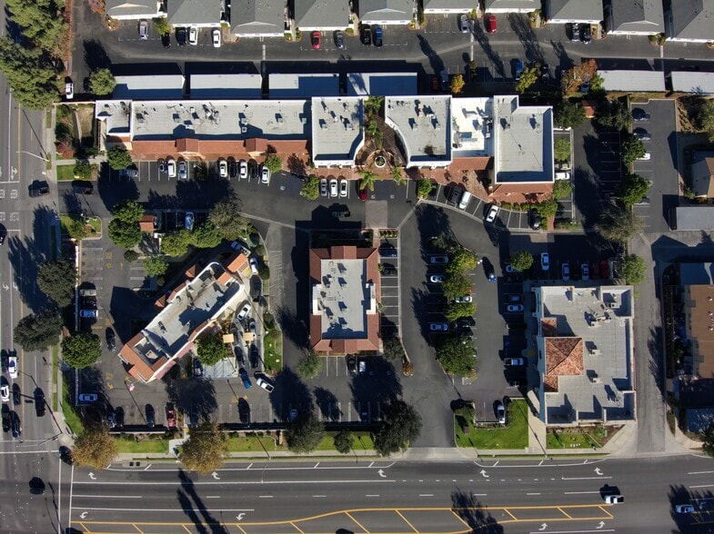 LA SPRING SHOPPING CENTER portfolio of 3 properties for sale on LoopNet.ca - Building Photo - Image 2 of 14