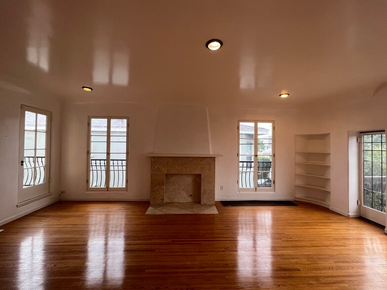 942 S Mansfield Ave, Los Angeles, CA for sale - Interior Photo - Image 2 of 4