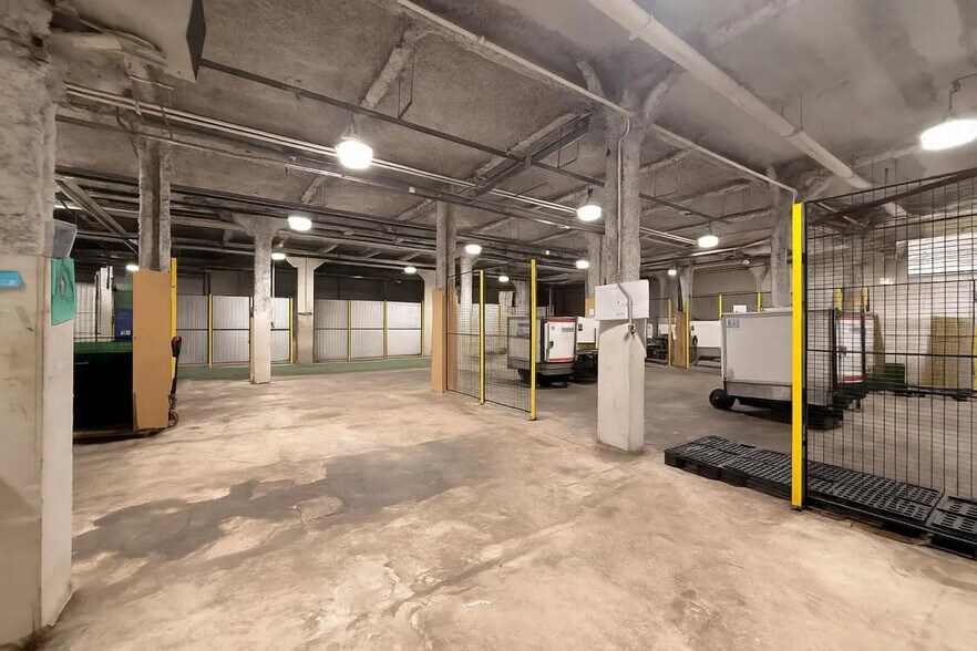 Industrial in Paris for lease - Interior Photo - Image 3 of 6