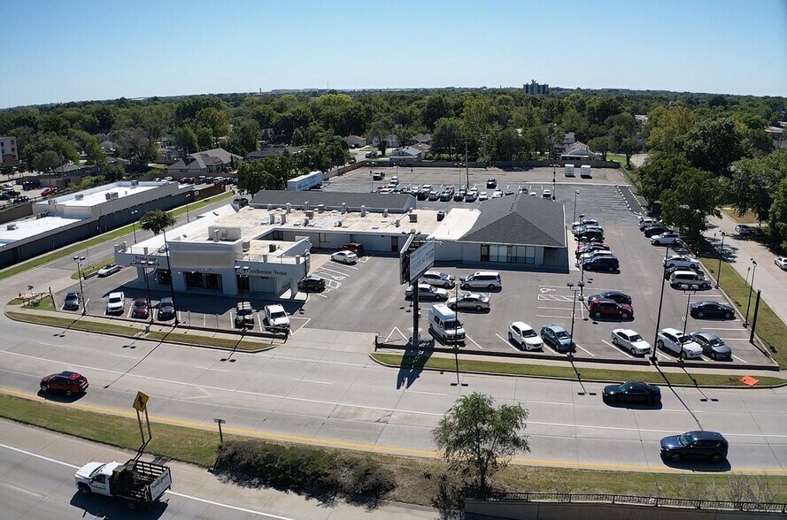 5025 E Kellogg Dr, Wichita, KS à vendre - Photo du bâtiment - Image 1 de 6