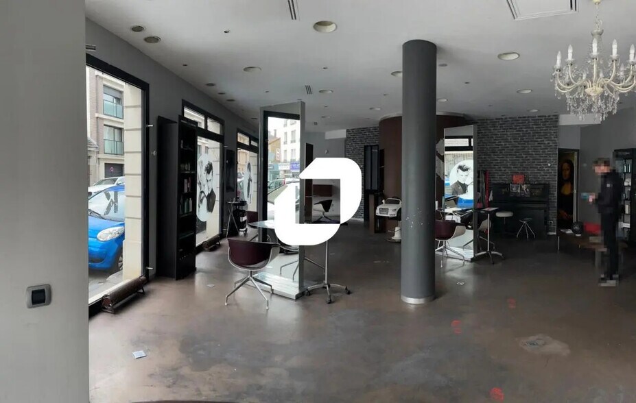 Retail in Reims for lease - Building Photo - Image 2 of 4