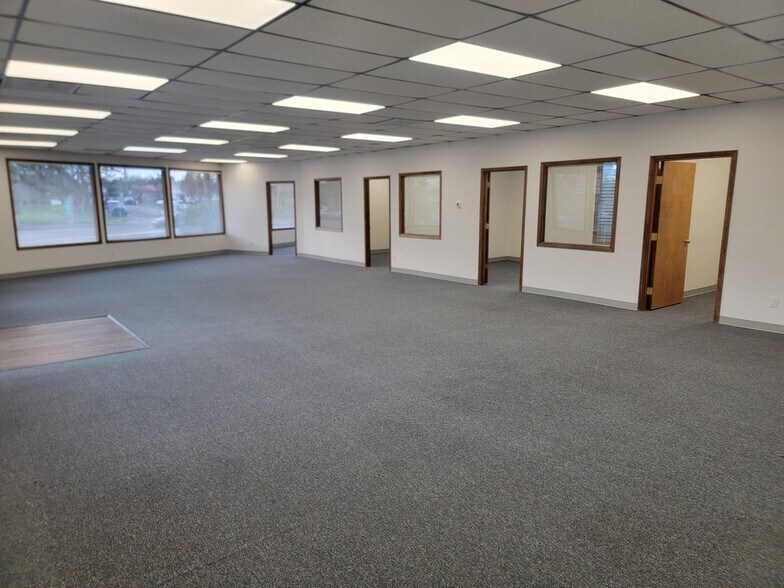 5002-5008 Commercial St SE, Salem, OR for lease - Building Photo - Image 2 of 13