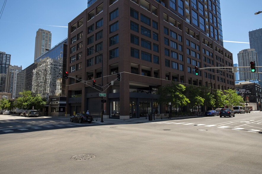 637-643 N Wells St, Chicago, IL for lease - Building Photo - Image 3 of 10