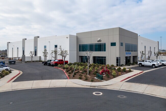 Plus de détails pour 10317 Birtcher Dr, Jurupa Valley, CA - Industriel à louer