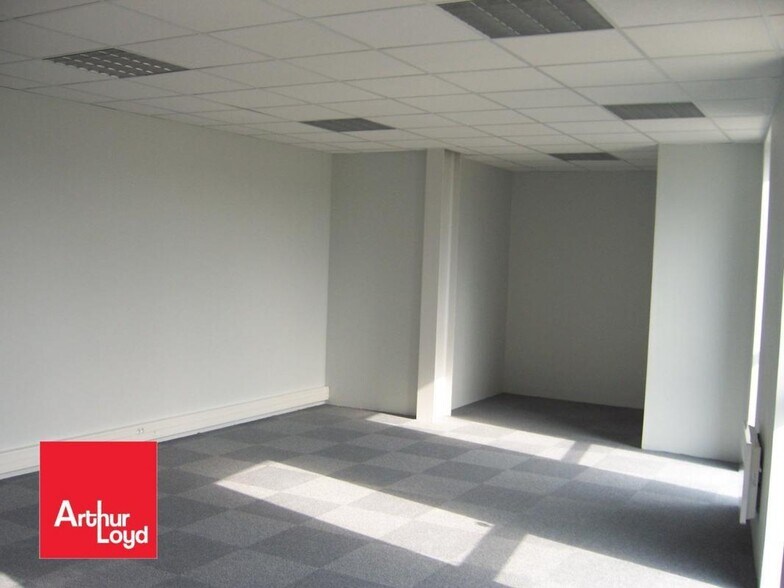 Office in Nogent-le-Phaye for lease - Interior Photo - Image 2 of 3