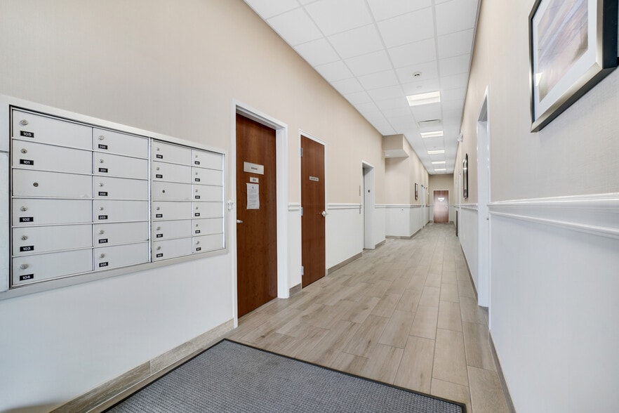 280 N Bedford Rd, Mount Kisco, NY for lease - Interior Photo - Image 2 of 10