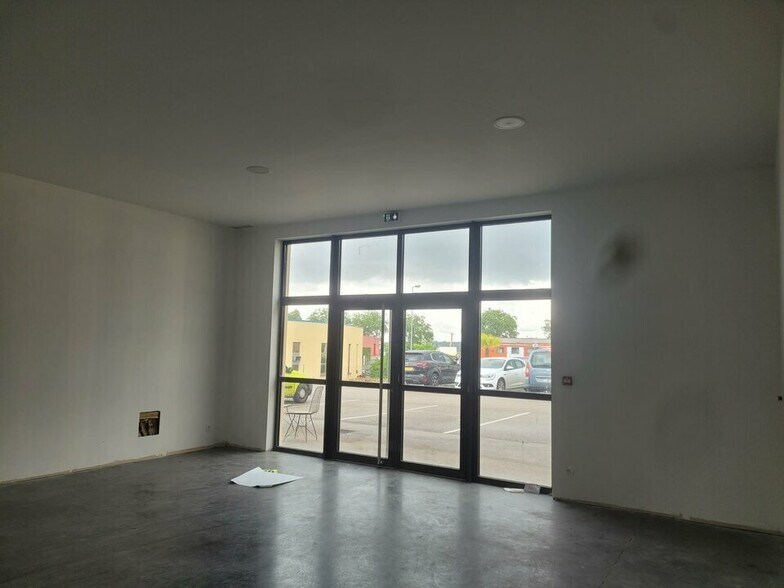 Retail in Belleville for sale - Interior Photo - Image 2 of 3