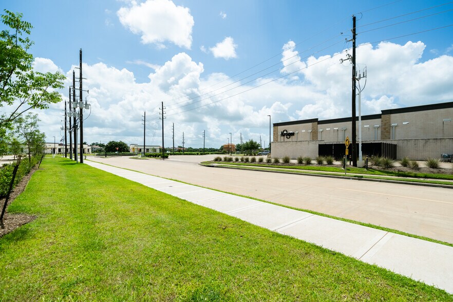 5501 Cabrera Dr, Sugar Land, TX à louer - Photo du bâtiment - Image 3 de 78