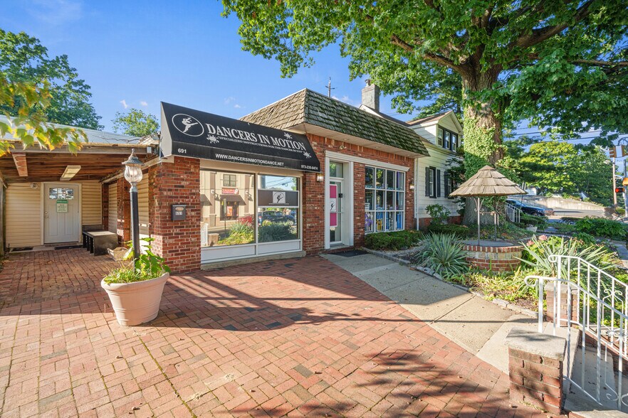 691 Franklin Ave, Nutley, NJ à vendre - Photo du bâtiment - Image 2 de 34