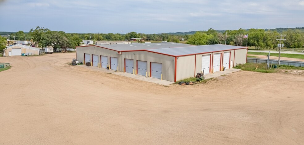 744 FM 609, La Grange, TX à louer - Photo du bâtiment - Image 2 de 48