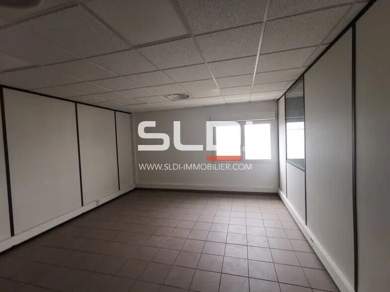 Chemin De Mure, Saint-Pierre-de-Chandieu for lease - Interior Photo - Image 1 of 6