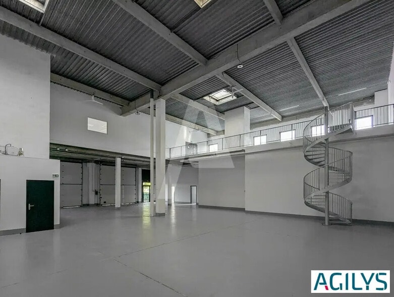 Flex in Lisses for lease - Interior Photo - Image 1 of 9