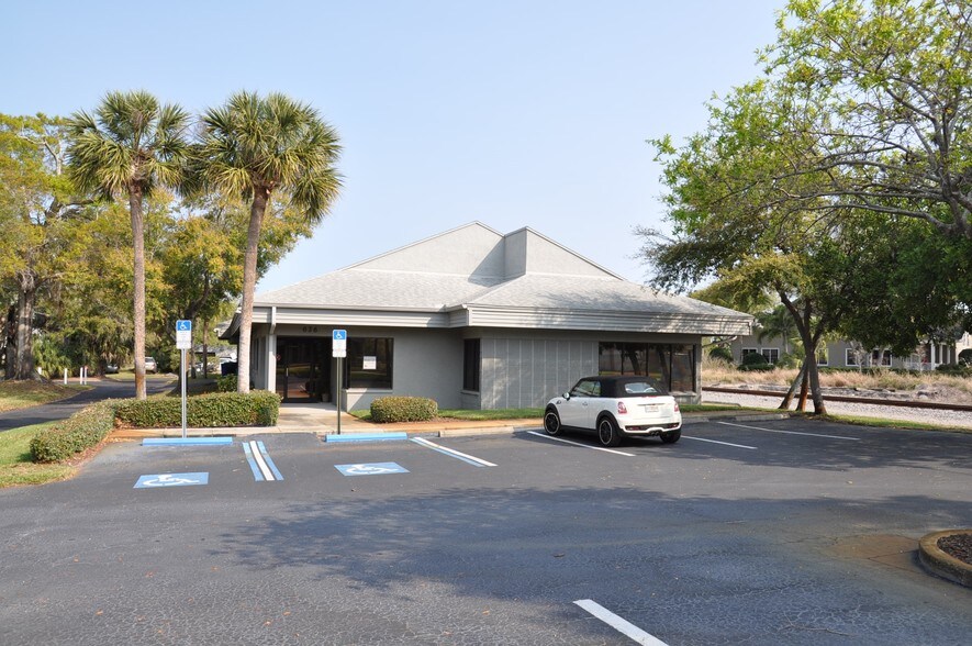 626 Lakeview Rd, Clearwater, FL à louer - Photo du bâtiment - Image 3 de 16