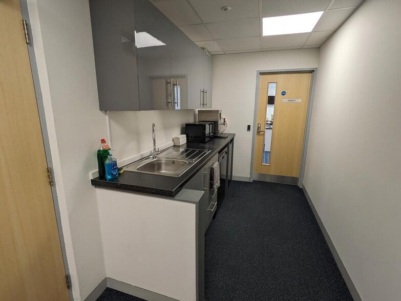 185 Fleet Rd, Fleet for lease - Interior Photo - Image 3 of 3