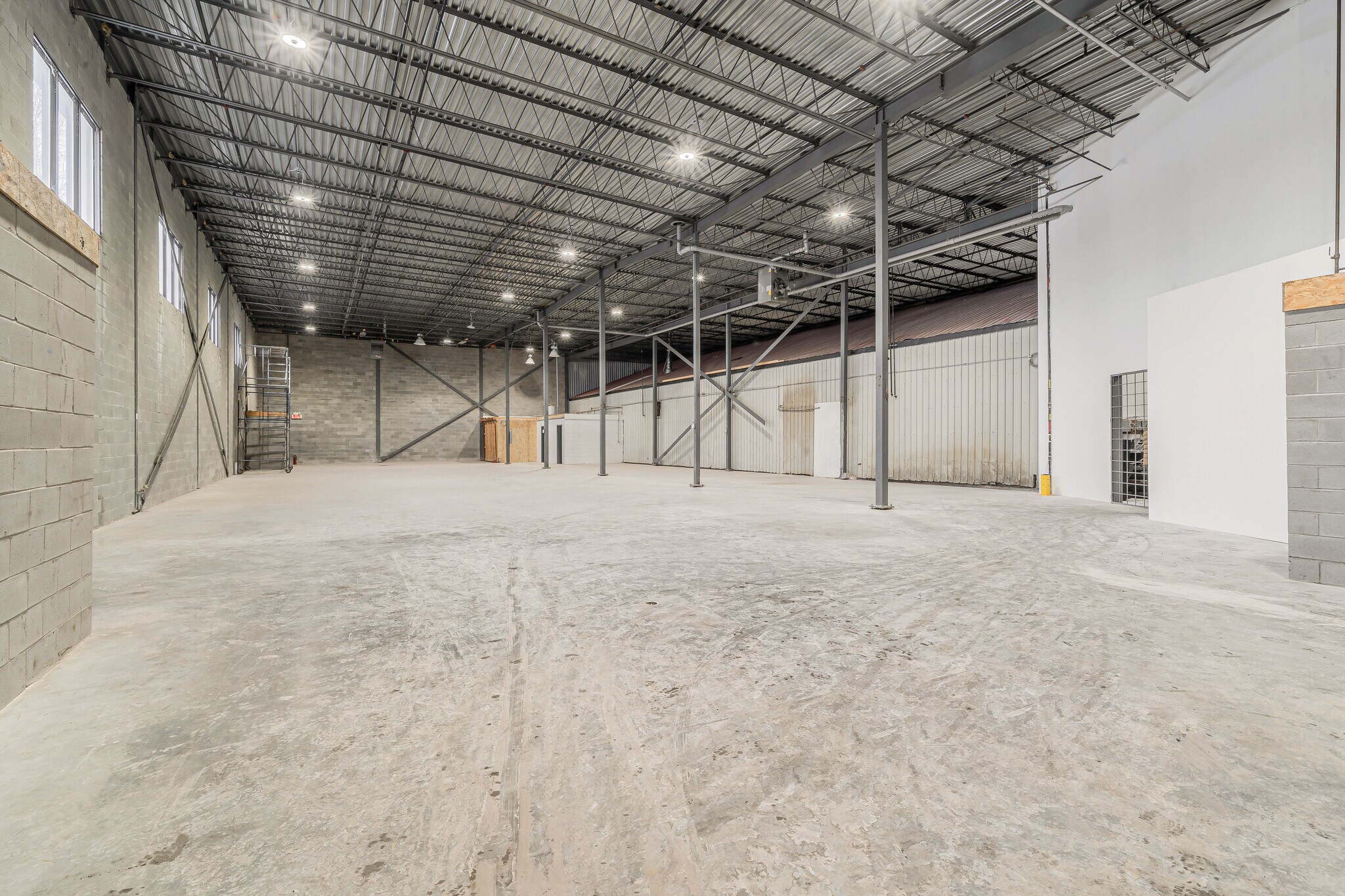 5495 Rue Paré, Mont-Royal, QC for sale Interior Photo- Image 1 of 1