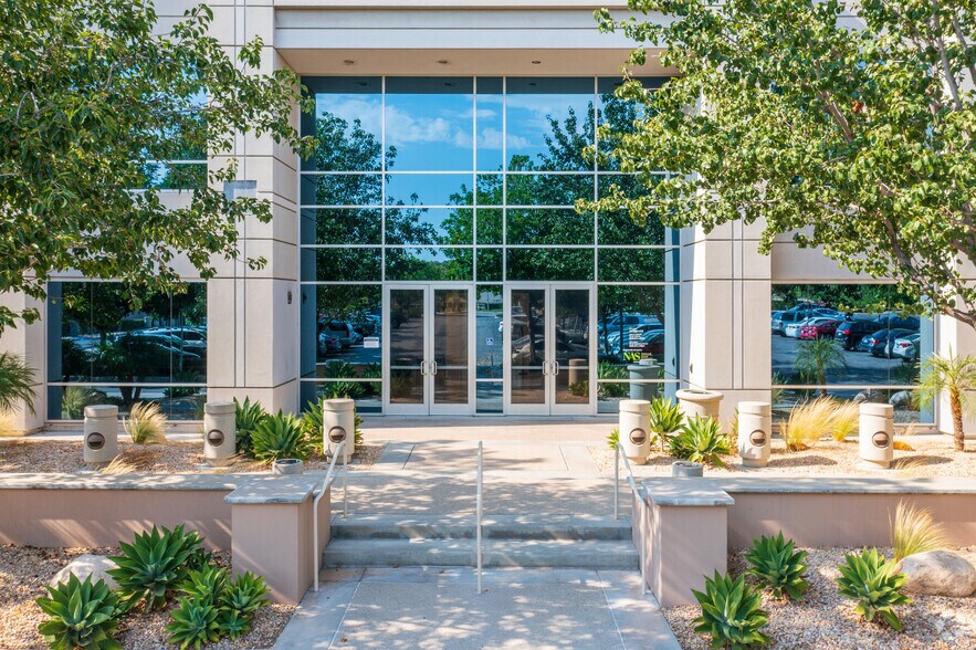 650 E Hospitality Ln, San Bernardino, CA à louer - Photo du bâtiment - Image 2 de 11