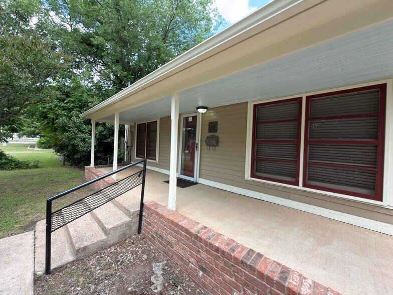 902 W Pearl St, Granbury, TX à louer - Photo du bâtiment - Image 3 de 14