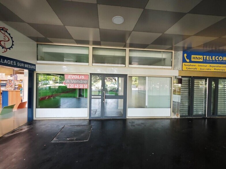 Avenue Robert Schuman, Mons-en-Baroeul for sale - Lobby - Image 1 of 11