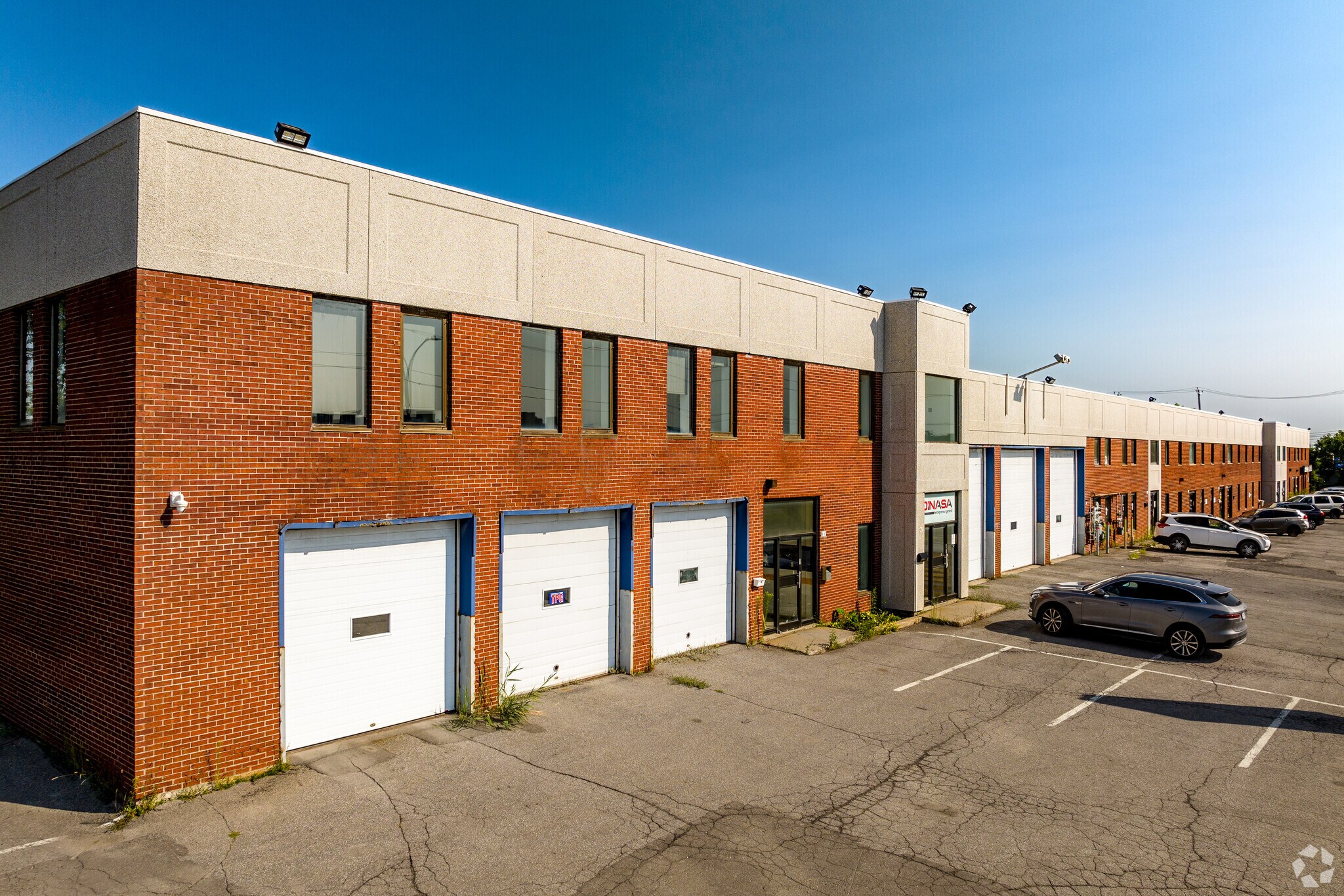 8065-8081 Boul Henri-Bourassa E, Montréal, QC for lease Primary Photo- Image 1 of 7