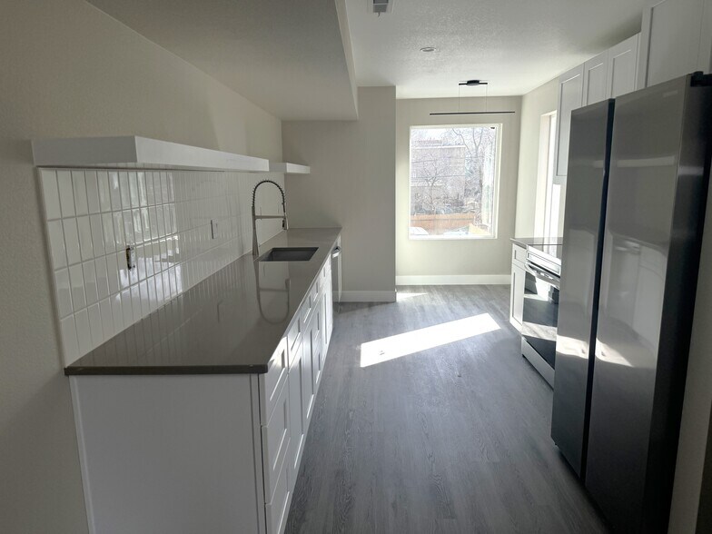 15 New Construction Townhomes portefeuille de 2 propriétés à vendre sur LoopNet.ca - Photo du bâtiment - Image 2 de 36