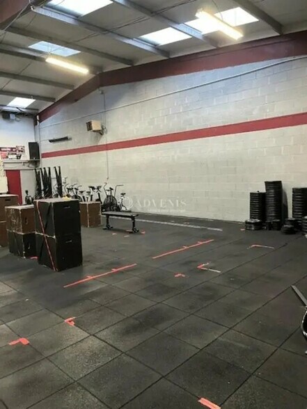 Flex in Ecquevilly for lease - Interior Photo - Image 2 of 12