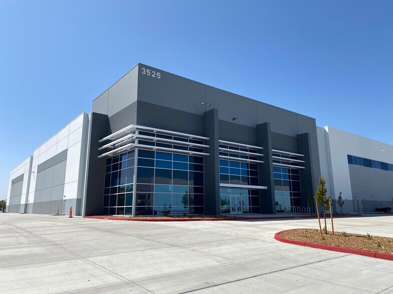 2691 N 2200 W, Salt Lake City, UT à louer - Photo du bâtiment - Image 1 de 4