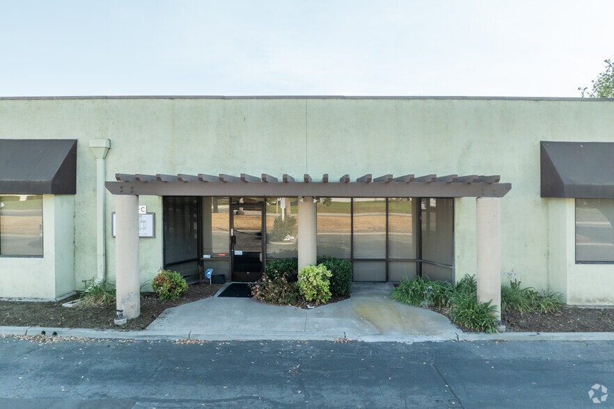 15500 Rockfield Blvd, Irvine, CA for lease - Building Photo - Image 3 of 5