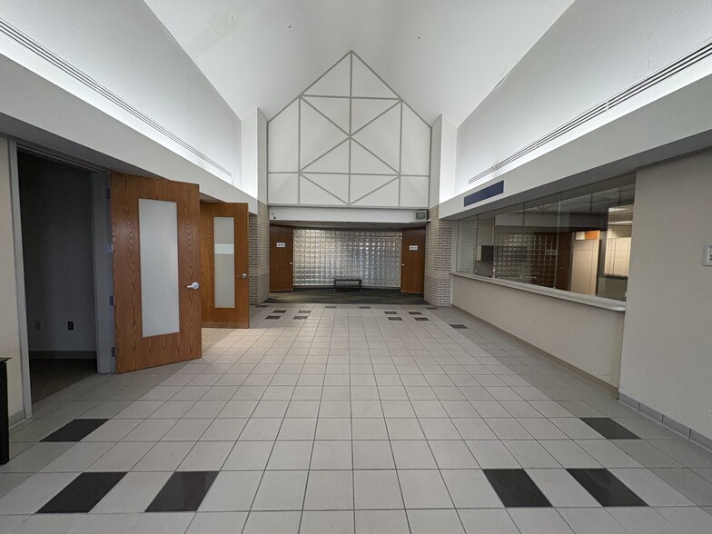 1250 S Creasy Ln, Lafayette, IN à vendre - Photo intérieure - Image 2 de 22