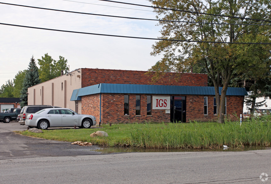 Ecorse Plaza - 4 Buildings + Garage portfolio of 5 properties for sale on LoopNet.ca - Building Photo - Image 2 of 16