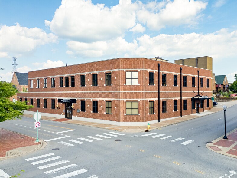 200 Commerce St, Clarksville, TN à louer - Photo du bâtiment - Image 2 de 11