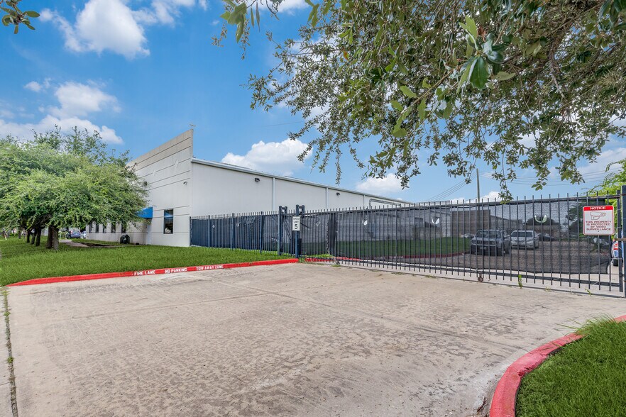 4323 Greenbriar Dr, Stafford, TX à vendre - Photo du bâtiment - Image 2 de 24