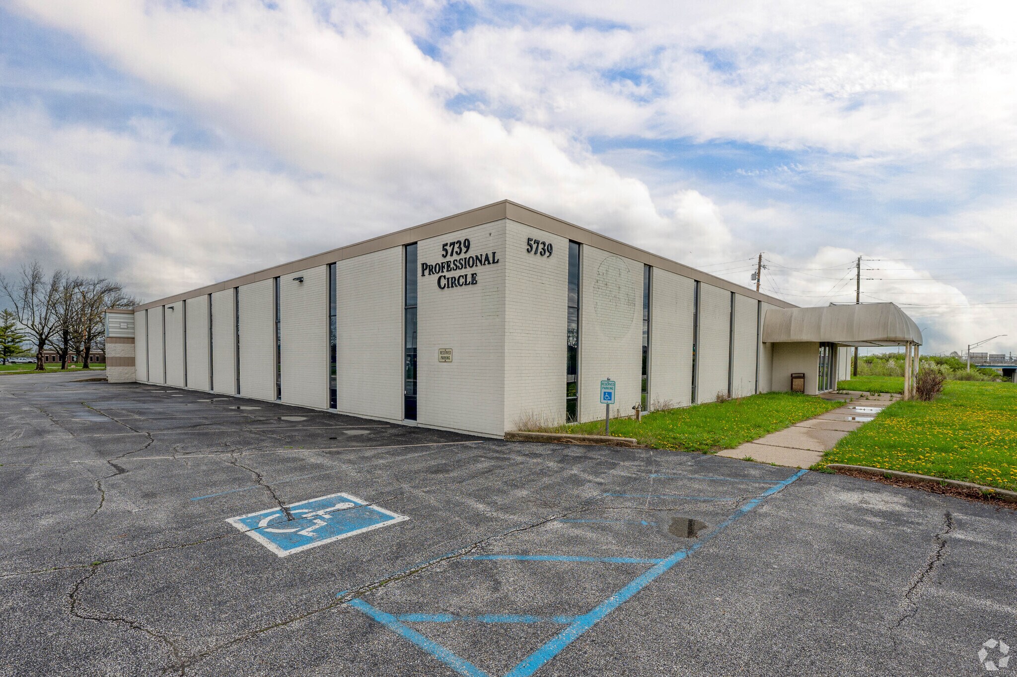 5739 Professional Cir, Indianapolis, IN à louer Photo principale- Image 1 de 37