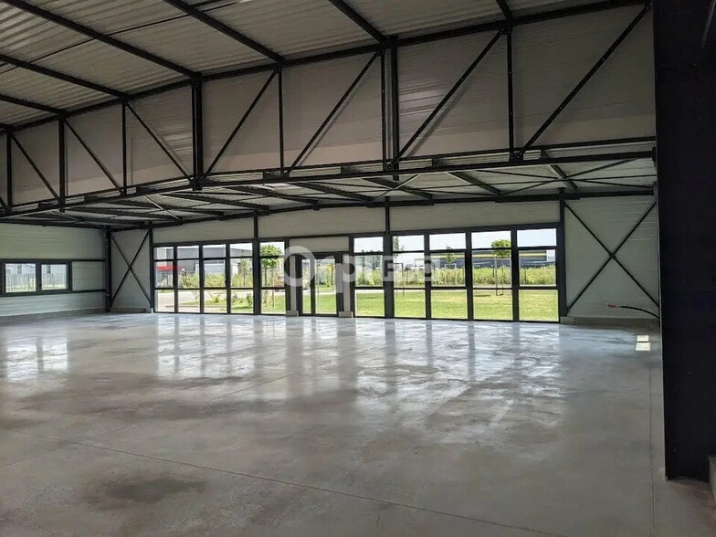 Flex in Beaune for lease - Building Photo - Image 1 of 3