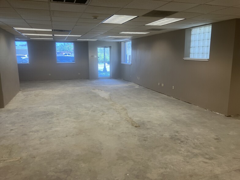 1001 W Main St, Carrollton, TX for lease - Interior Photo - Image 3 of 14