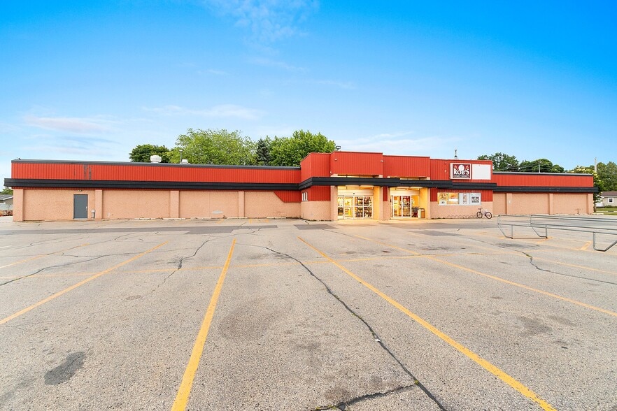 2330 Menasha Ave, Manitowoc, WI à vendre - Photo du bâtiment - Image 3 de 38