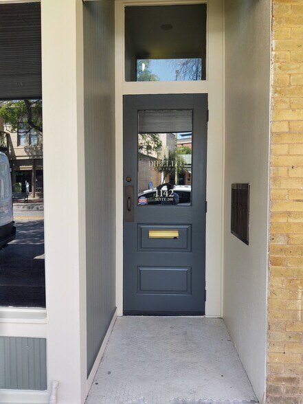 1142-1146 E Commerce St, San Antonio, TX for lease - Building Photo - Image 1 of 7